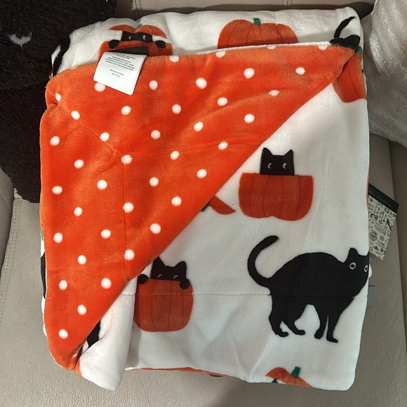 Cynthia Rowley Halloween Blanket and Pillow - Picture 4 of 5